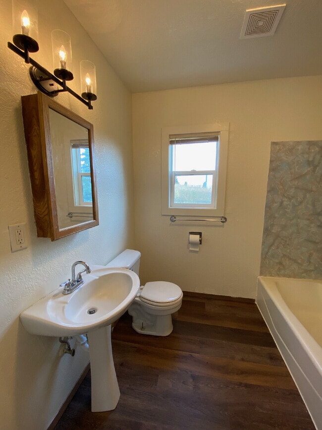 Building Photo - 2B 1.5BA Two levels plus large loft/flex space | Upper level duplex | Approx. 1,250 sqft | Availa...