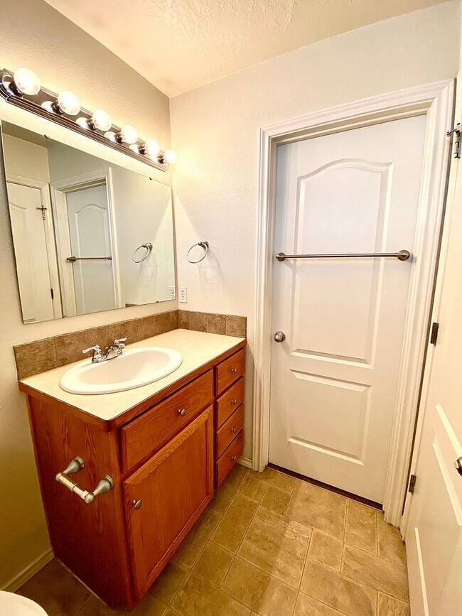 Building Photo - 3 bedroom 2 bath Walking Distance to Sage Valley Middle School