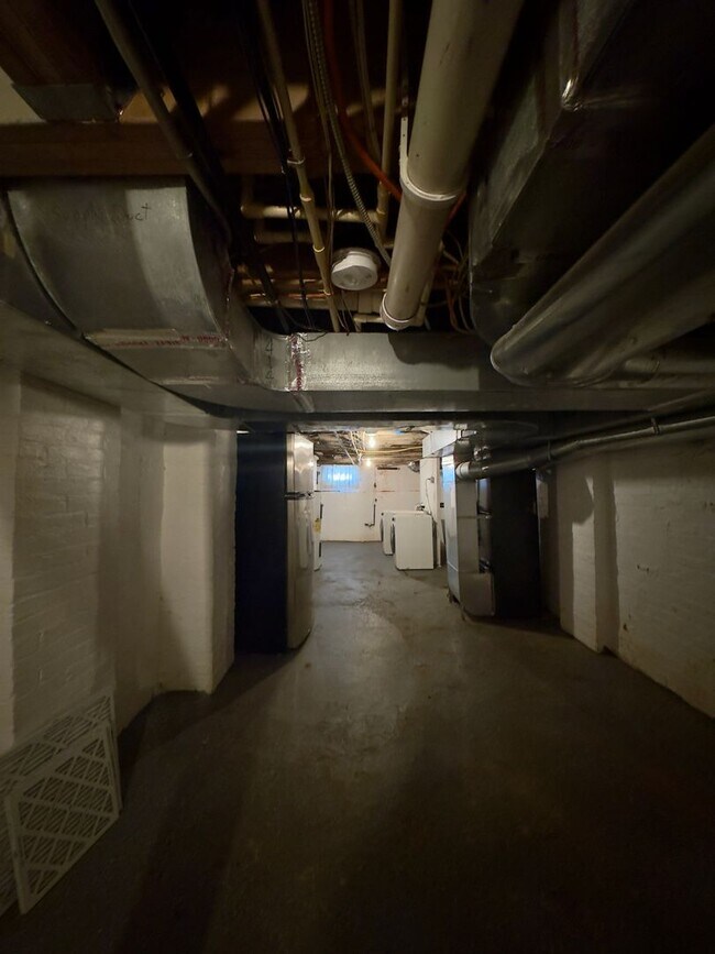 Building Photo - Inviting 3-Bedroom Single Family Townhome ...