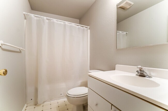 Building Photo - 3704 Willow Run Dr