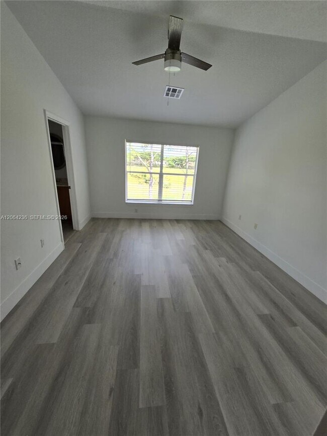 Building Photo - 331 River Bluff Ln