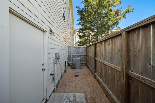 Building Photo - 2710 Hullsmith Dr