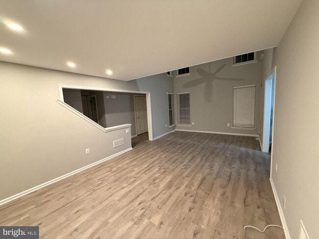 Building Photo - 208 Red Haven Dr