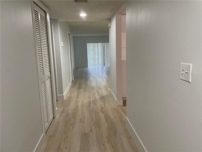 Building Photo - 235 Lakeview Dr