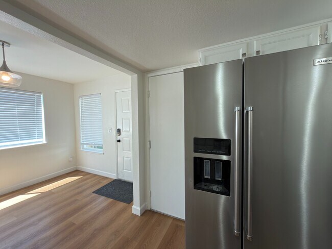 Building Photo - Prime Santa Clara Location | Bright 3BR/2.5BA End-Unit | 2 Primary Suites | Central Heat & AC