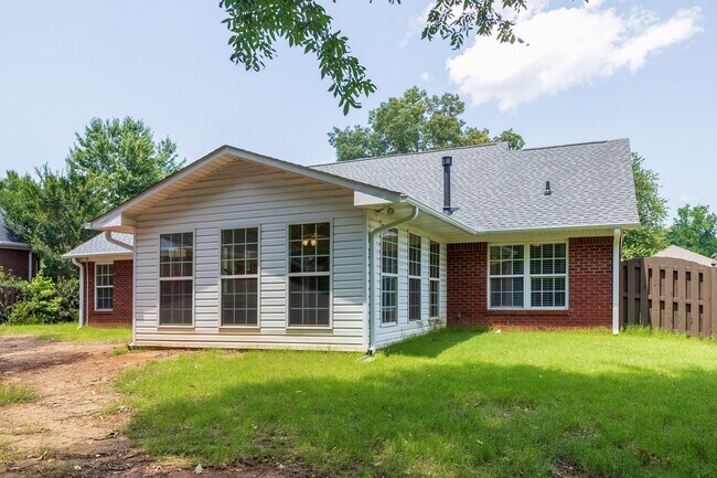 Building Photo - 127 Knotting Pl