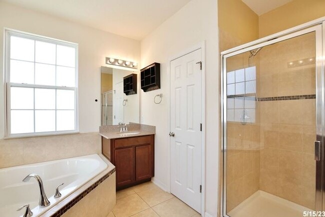 Building Photo - Gorgeous 4/3.5 Home with a Large Fenced Ba...