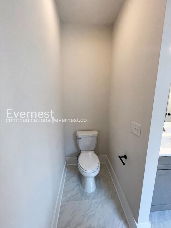 Building Photo - 4 Bed/2.5 Bath Town Home with Garage / Pet-Friendly / Available Now!