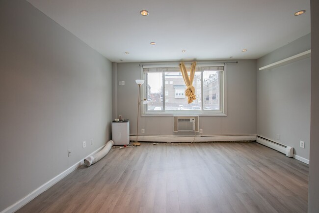 Building Photo - Stunning Studio Condo in Edgewood!