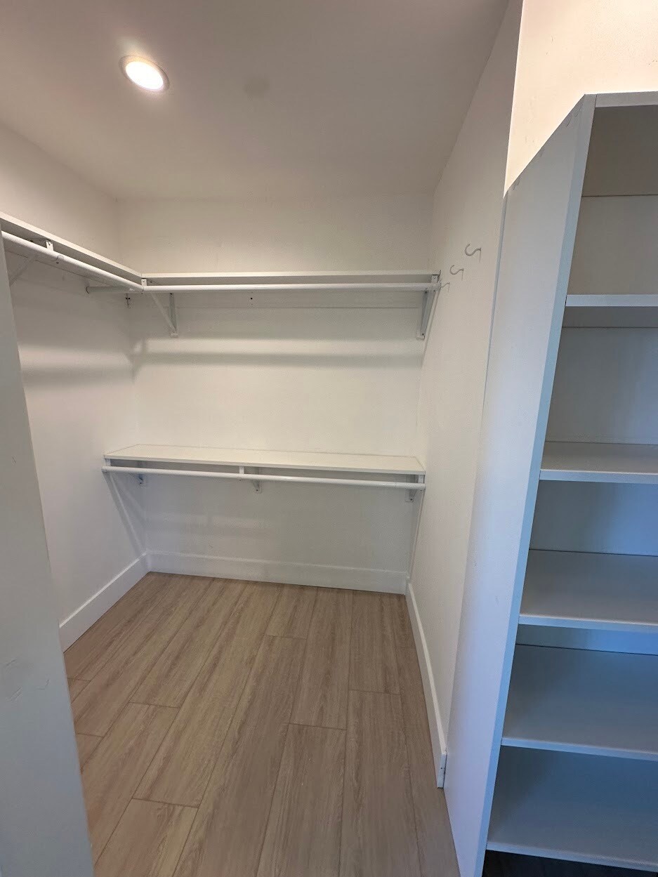 Building Photo - 10136 Hollow Glen Cir