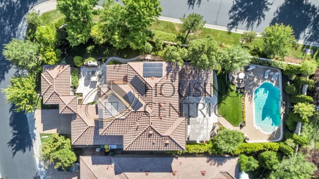 Building Photo - Stunning Executive Serrano Home with a Pool!