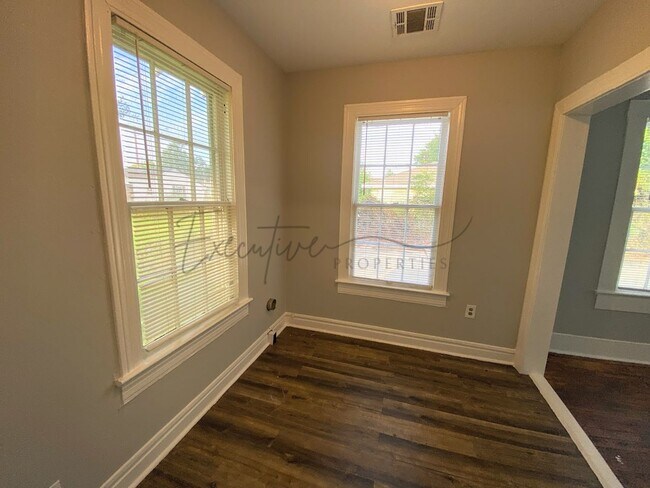 Building Photo - 2-Bedroom House with Bonus Space Near Downtown Lake Charles