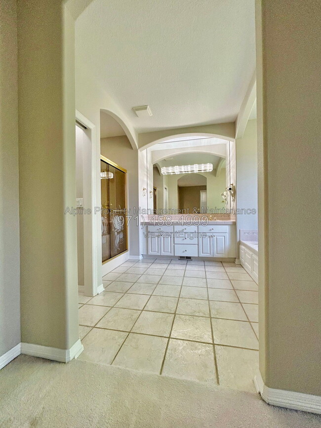 Building Photo - 820 NW Pebble Beach Way