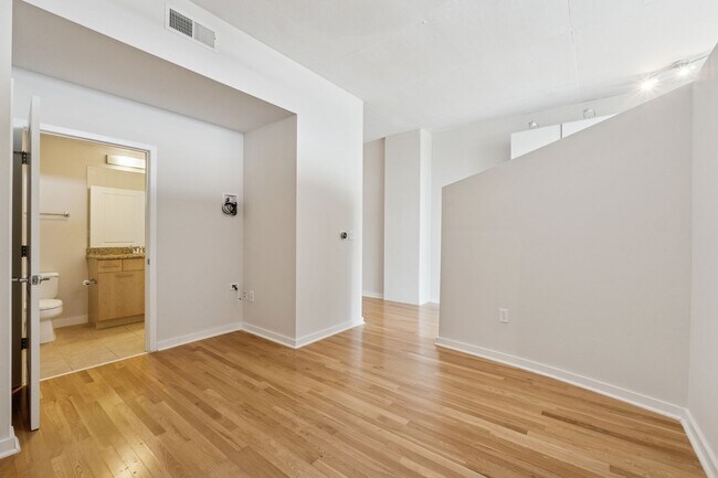 Building Photo - Spacious 1 Bedroom Condo in Heart of Buckh...