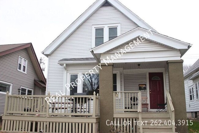 Primary Photo - 3015 N Oakland Ave