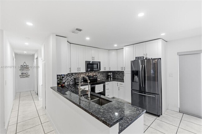 Building Photo - 630 NE 23rd Ct