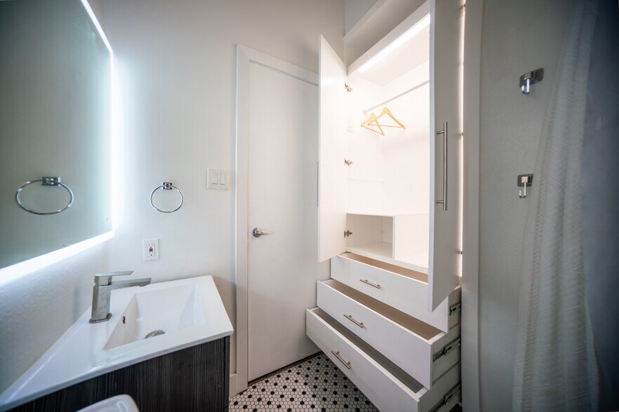 Building Photo - 2220 Canton St