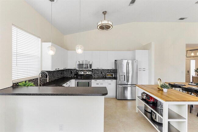 Building Photo - 10650 NW 48th St