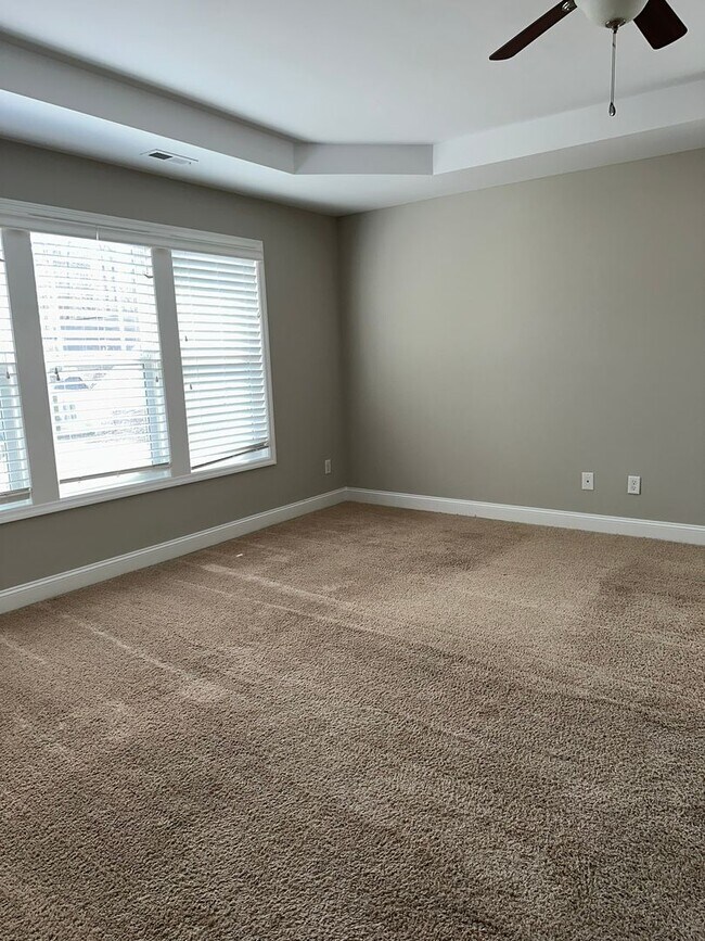 Building Photo - Large family home with fenced back yard in...