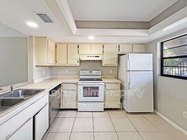 Building Photo - 4530 SW 10th Ave