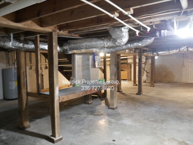 Building Photo - Quiet, Convenient Location, off Country Cl...