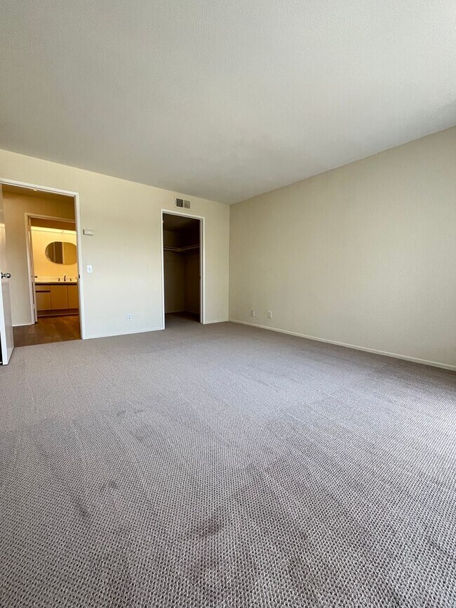 Building Photo - JUST REFURBISHED SPACIOUS DUAL MASTER COND...