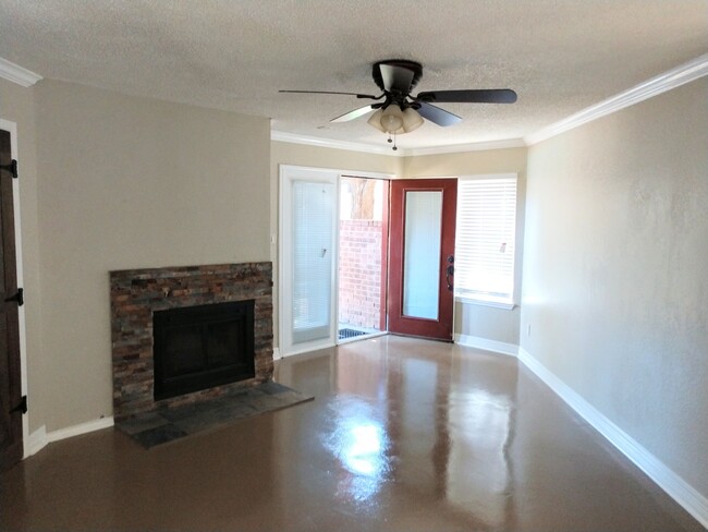 Building Photo - $1495 – 2 Bed / 1 Bath Condominium in cent...