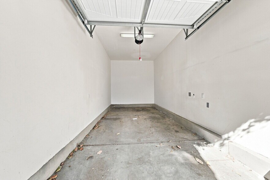 Building Photo - 22 Glicina St