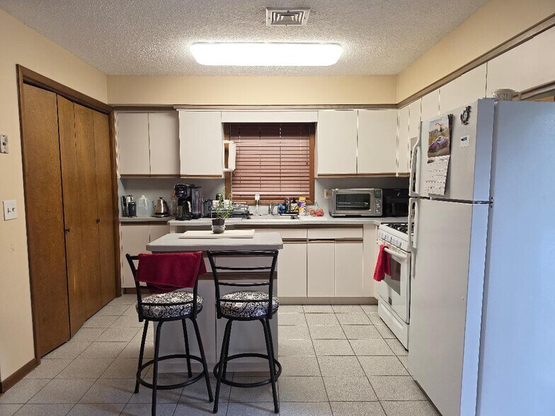 Building Photo - 453 Whiton Rd