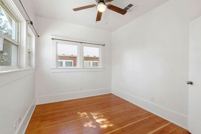 Building Photo - 412 Roberts St