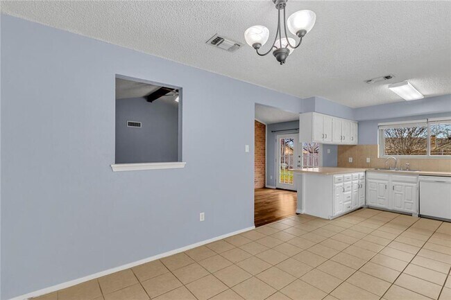 Building Photo - Nice 3 Bedroom, 2 Full Bath Home Located in SW Ft. Worth!