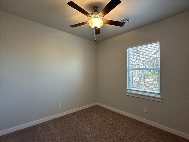 Building Photo - 17030 Oak Dr