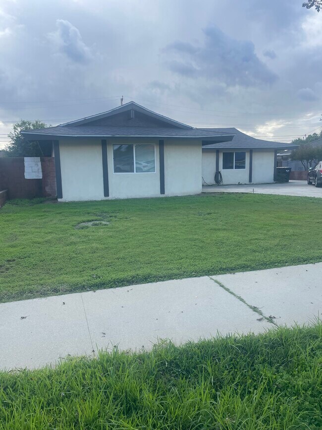 Building Photo - 1044 E Michelle St