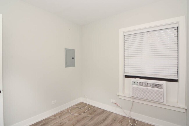 Building Photo - 725 W Brompton Ave