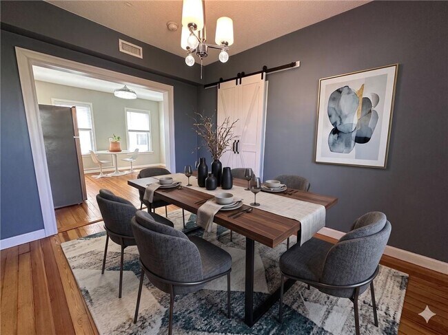 Building Photo - 904 York Ave