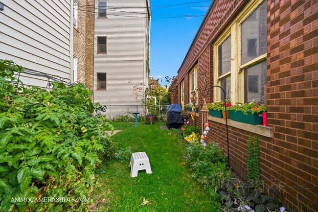 Building Photo - 2045 W Farragut Ave