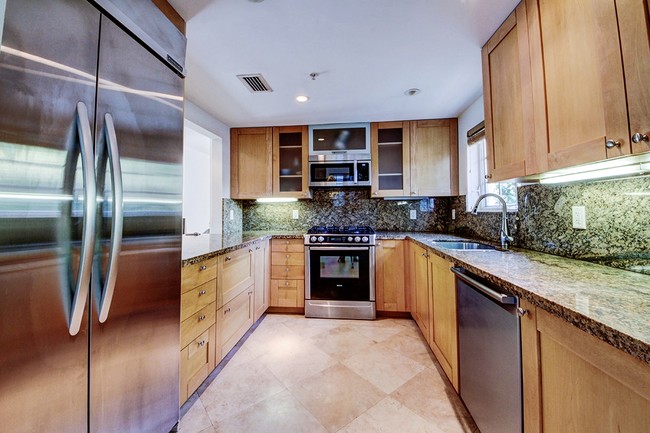 Stunning kitchen with stainless steel appl's - 243 Meridian Ave