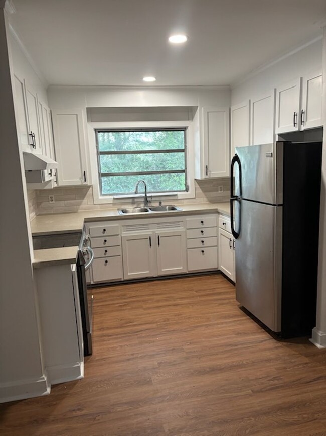 Building Photo - Fantastic Location & Price