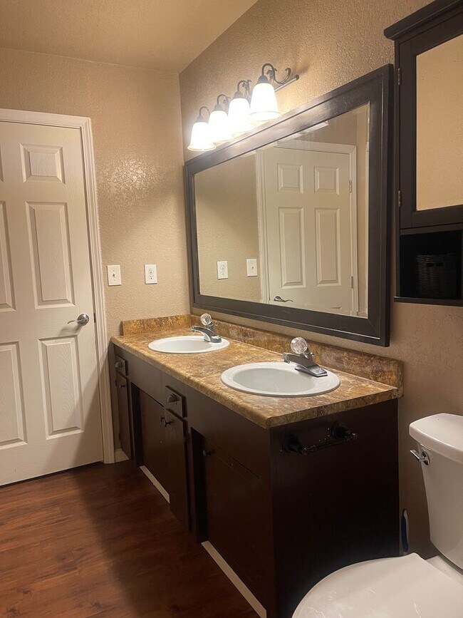 Building Photo - LARGE 4 BEDROOM 2 BATHROOM HOME IN THE PEPPERTREE SUBDIVISION