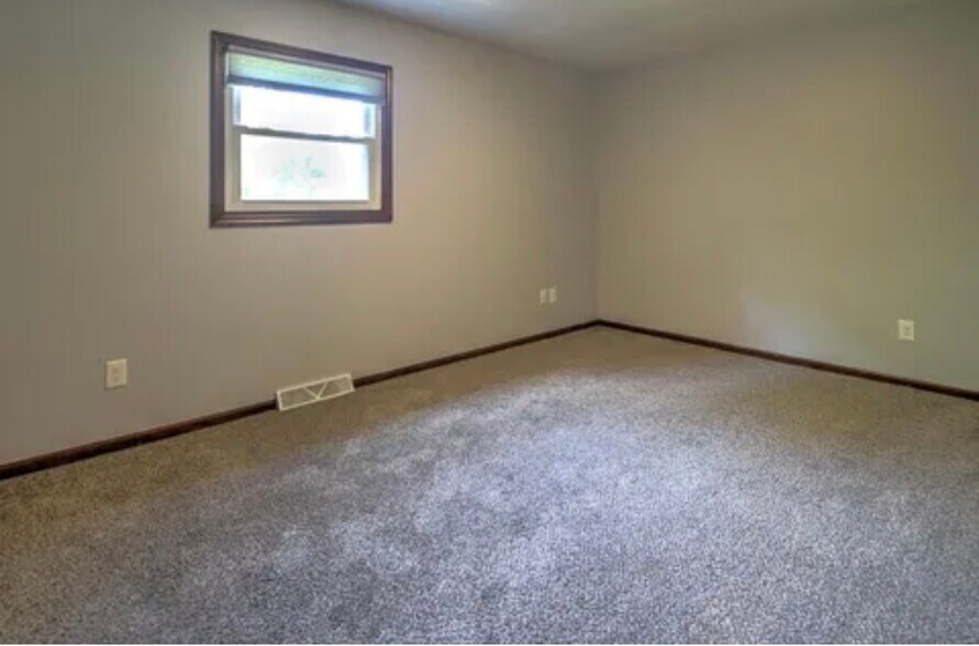 Master Bedroom - 8653 Refugee Rd
