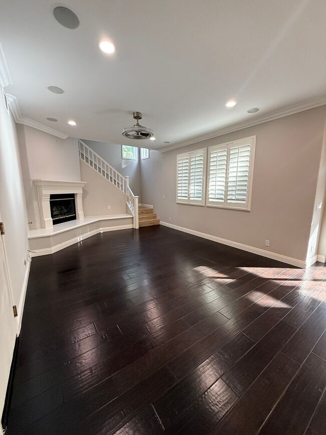 Building Photo - Beautiful 4 Bedroom, 2.5 Bathroom Home in West Irvine Pointe Community