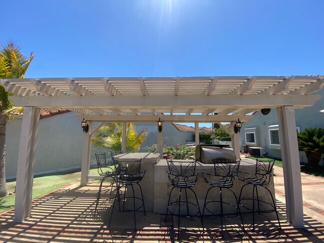 Building Photo - 2 Bedroom, 2 Bath Home with Golf Course View!