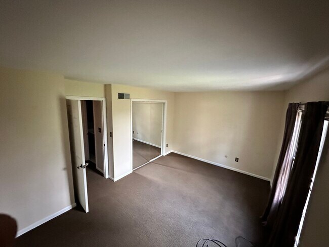 Building Photo - 658 Carriage Cir