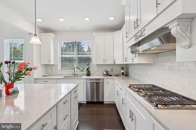 Building Photo - 2 Dogleg Ln