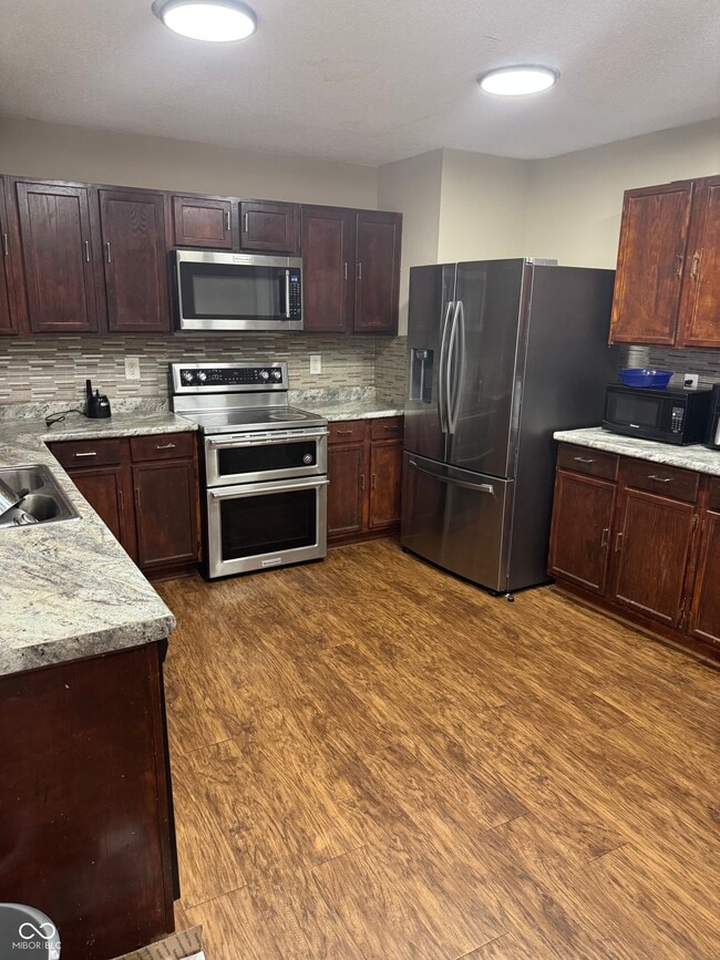 Building Photo - 10881 Clear Spring Dr