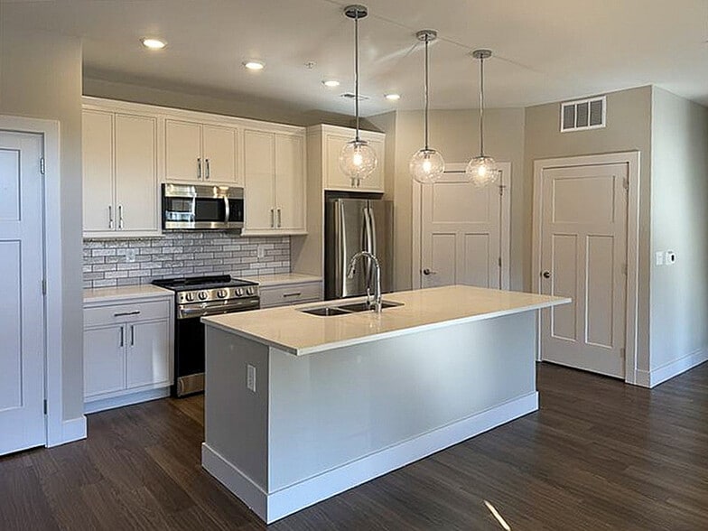 Primary Photo - Woods of West Carmel