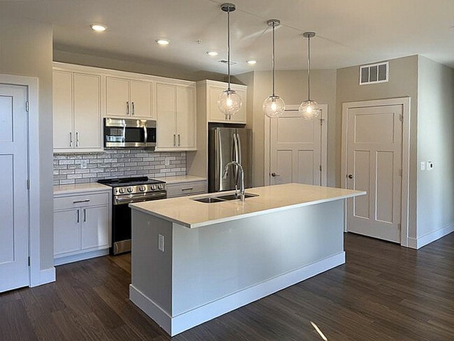 Building Photo - Woods of West Carmel