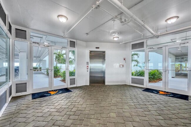 Building Photo - 1375 Beach Rd