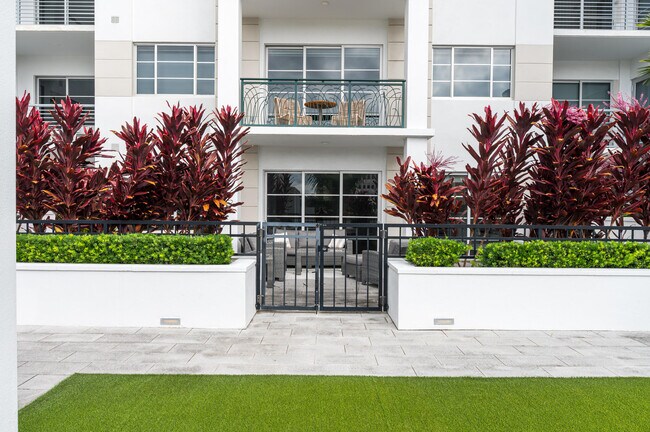 Building Photo - 155 E Boca Raton Rd