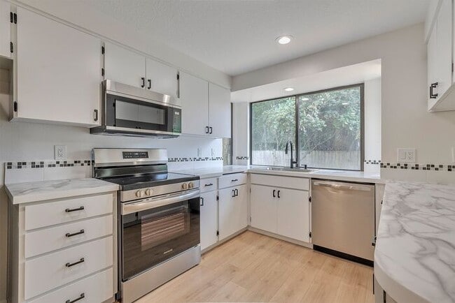 Building Photo - Updated Single Level Home with Large Fence...